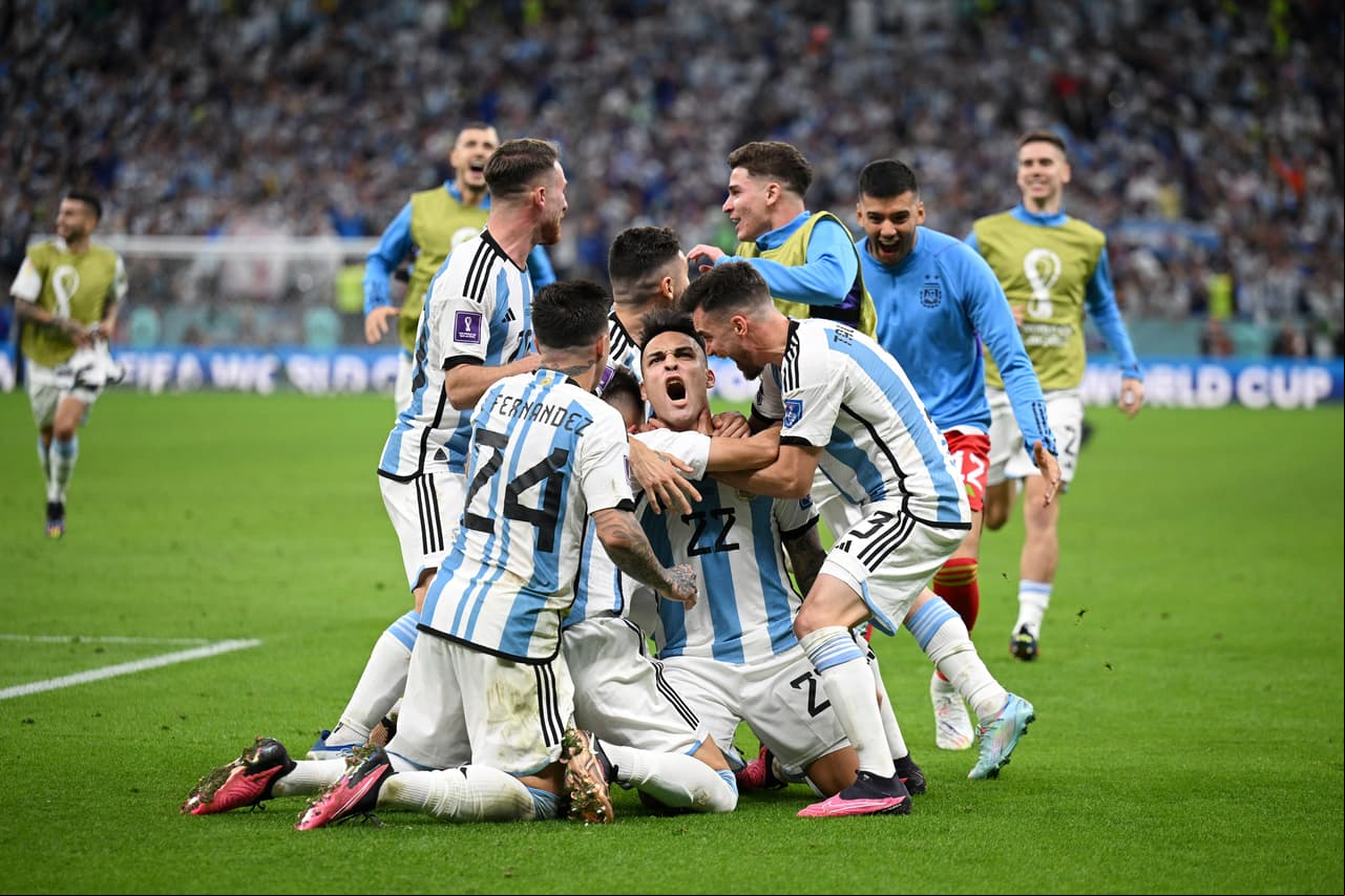 Argentina y Holanda se enfrentaron en tiempos extra y definieron en tanda de penaltis el pase a las semifinales donde la albiceleste consigue el boleto mientras que los Paises Bajos se convierten en el primer equipo que los pamperos eliminan en instancia de tiros de castigo.