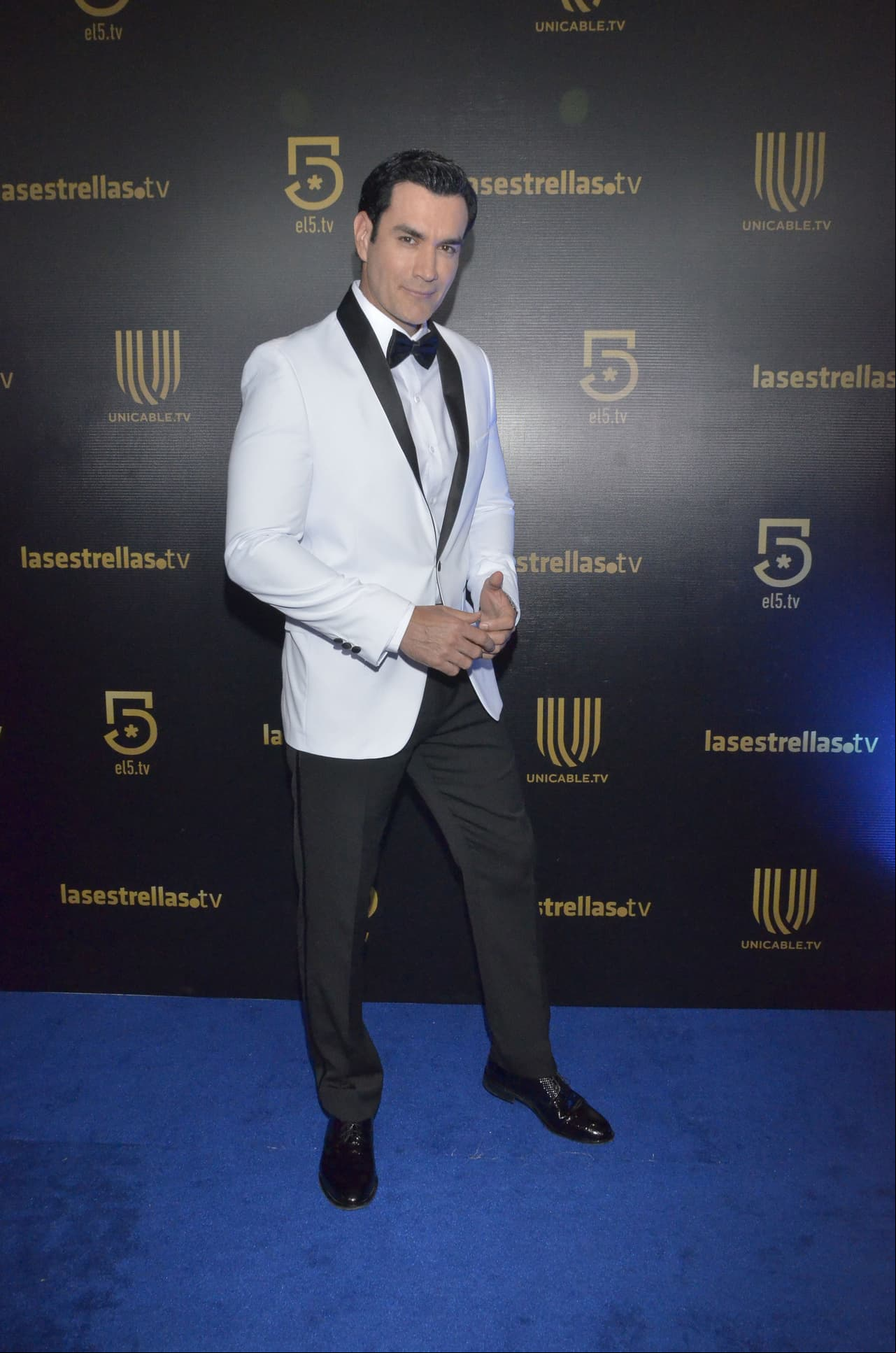David Zepeda, uno de los protagonistas de 'Por Amar sin Ley', vistió un pantalón de Welton y un saco de Ramaty.