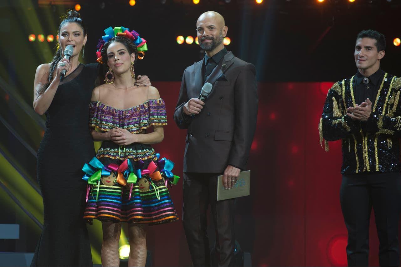 Por segunda vez en la competencia, Sara Corrales se coronó como la mejor de la noche y amadrinó la entrega de una casa gracias a Fundación Televisa, Hábitat para la Humanidad México y Mira Quién Baila.