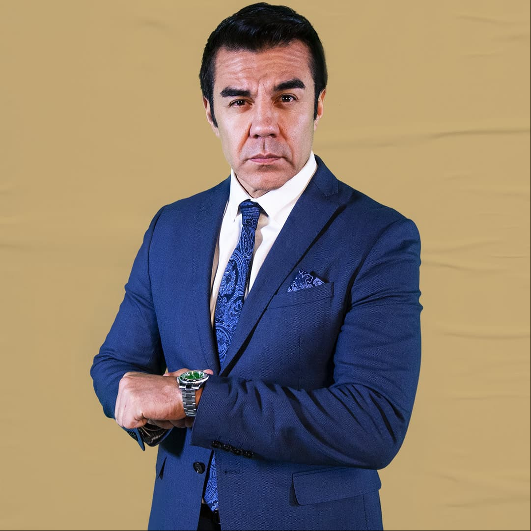'Ricardo Reyes Alonso', también interpretado por Uribe, es un refinado hombre de negocios que ha llevado una vida solitaria y reprimida. A pesar de gozar de buena salud y fortuna, 'Ricardo' no es un hombre pleno y feliz.