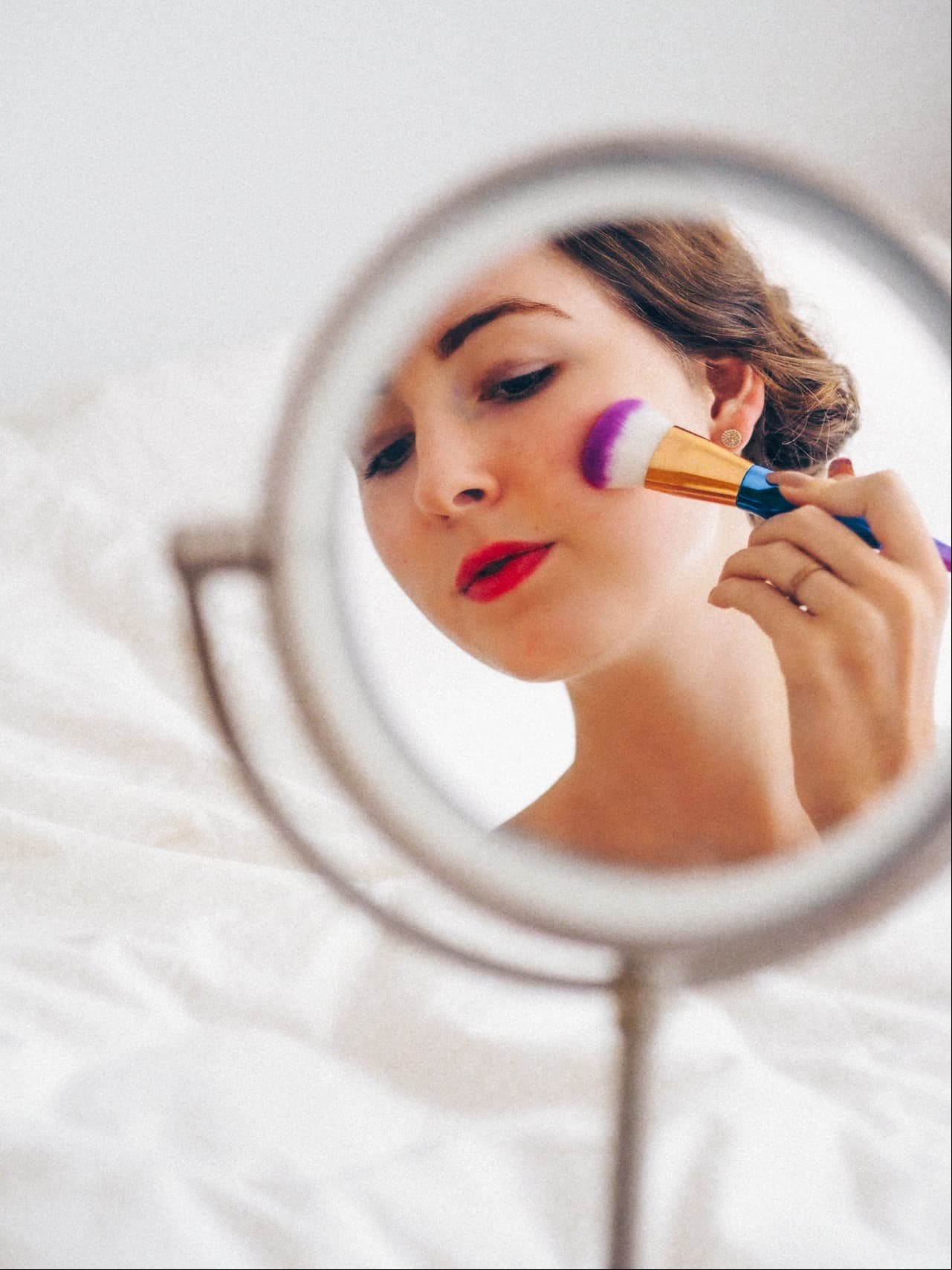 Cómo elegir tu tipo de base de maquillaje y aplicarla correctamente. Sigue estos sencillos tips