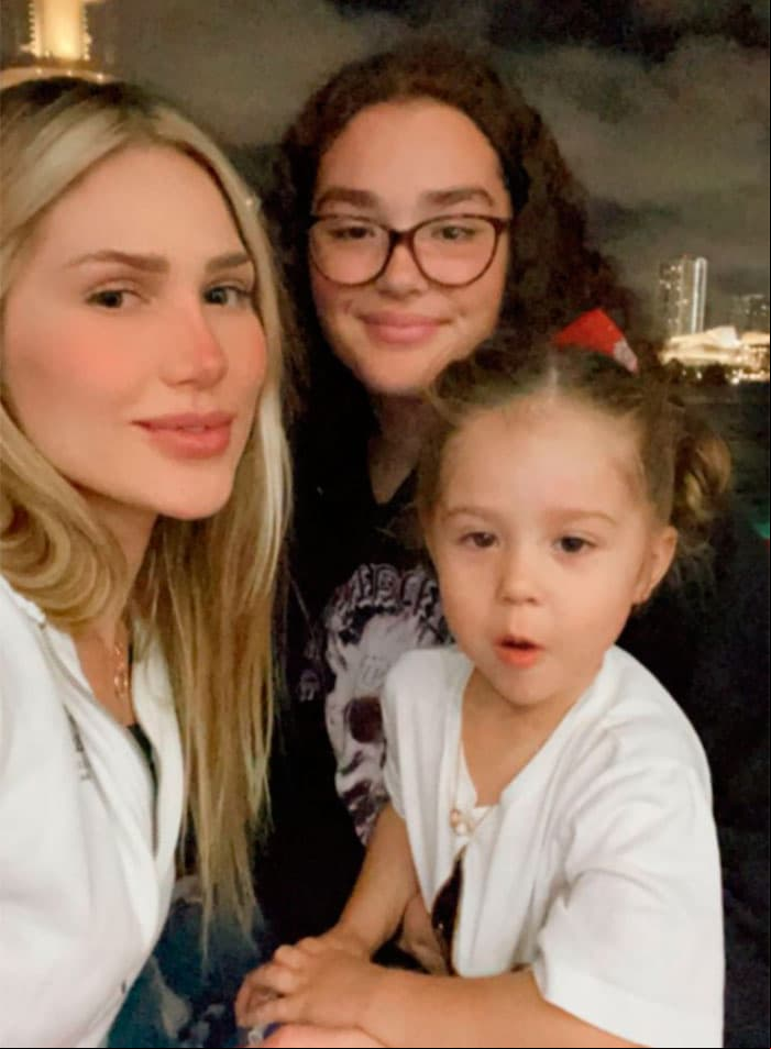 La primogénita del pugilista tiene una gran relación con su madrastra Fernanda Gómez y su hermana menor María Fernanda.