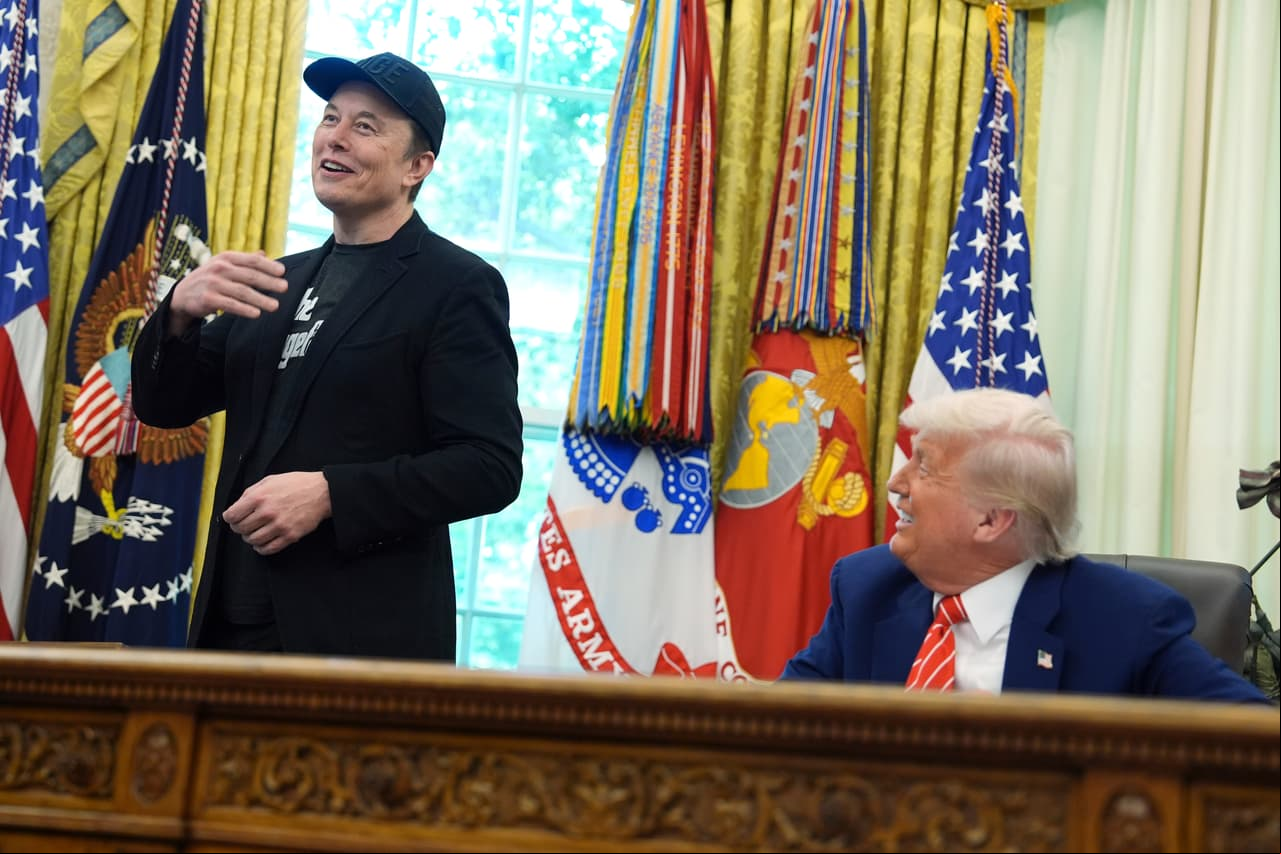 Cómo Elon Musk parece bajar la cabeza y buscar otra vez la gracia de Trump tras la ácida pelea virtual