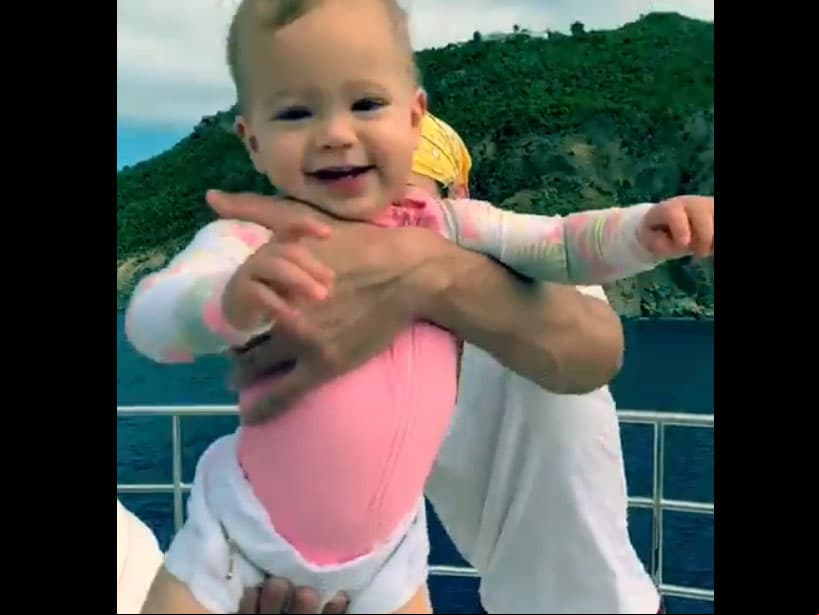 Para celebrar el primer mes de vida de sus mellizos, el 16 de enero de 2018, Enrique y Anna compartieron las primeras fotografías de los pequeños y mostraron sus rostros a través de Instagram.