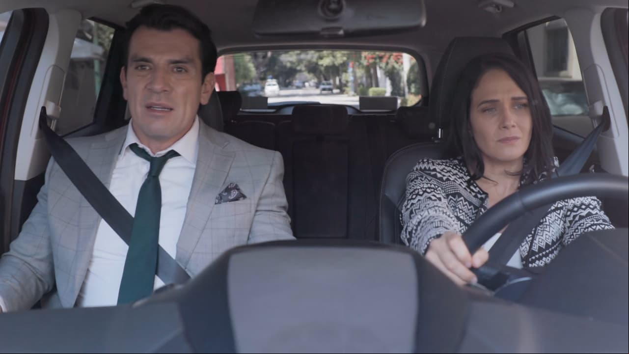 'Irene' le avisa a 'Ernesto' que la policía sabe de su usurpación y huyen juntos.