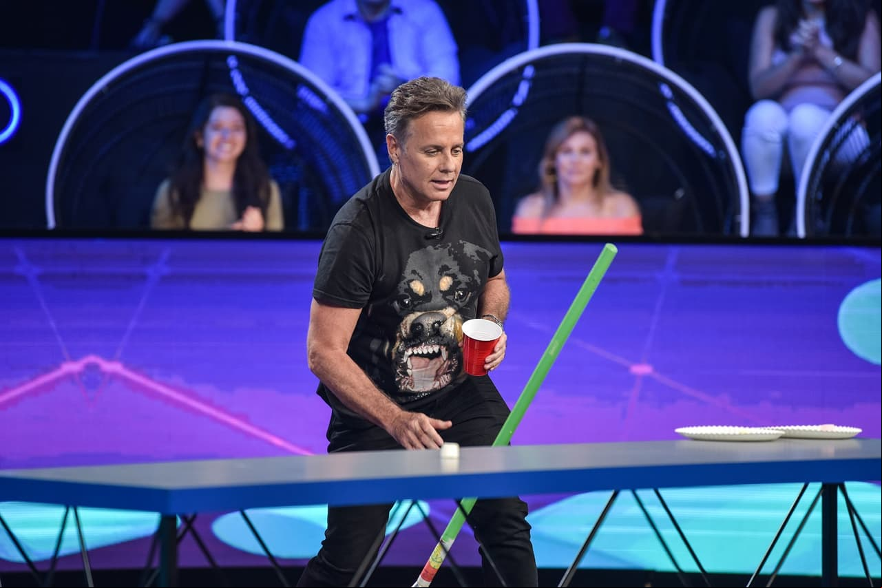 El juego que los eliminó fue ‘Cacha Bombones’ que consistió en usar una escoba para catapultar bombones desde los platos desechables hasta un vaso vacío en la mano de Alexis.
