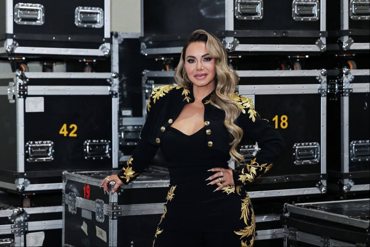 Chiquis presume transformación en elegante traje de baño asimétrico