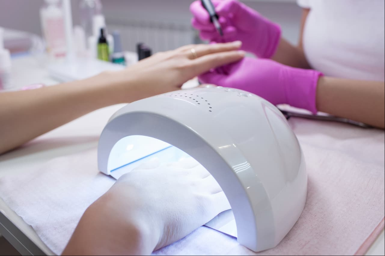 5. No abuses de los productos. El esmalte también puede dañarlas, por ello es importante dejarlas descansar unos días del barniz. Aunque las uñas de gel son un truco infalible para no morderlas, los productos que se utilizan las vuelven quebradizas.