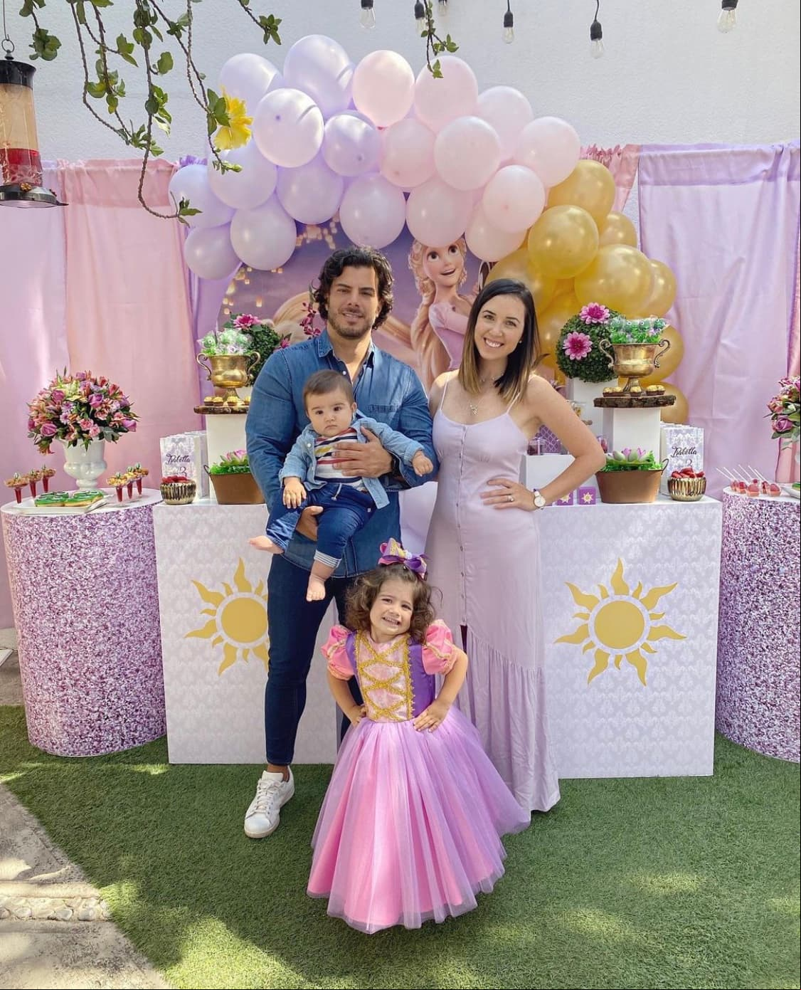 Héctor Salazar, padre de la pequeña y esposo de Torre, también posó para la cámara junto a su pequeña y Diego, el segundo hijo de la pareja y quien tiene casi siete meses.