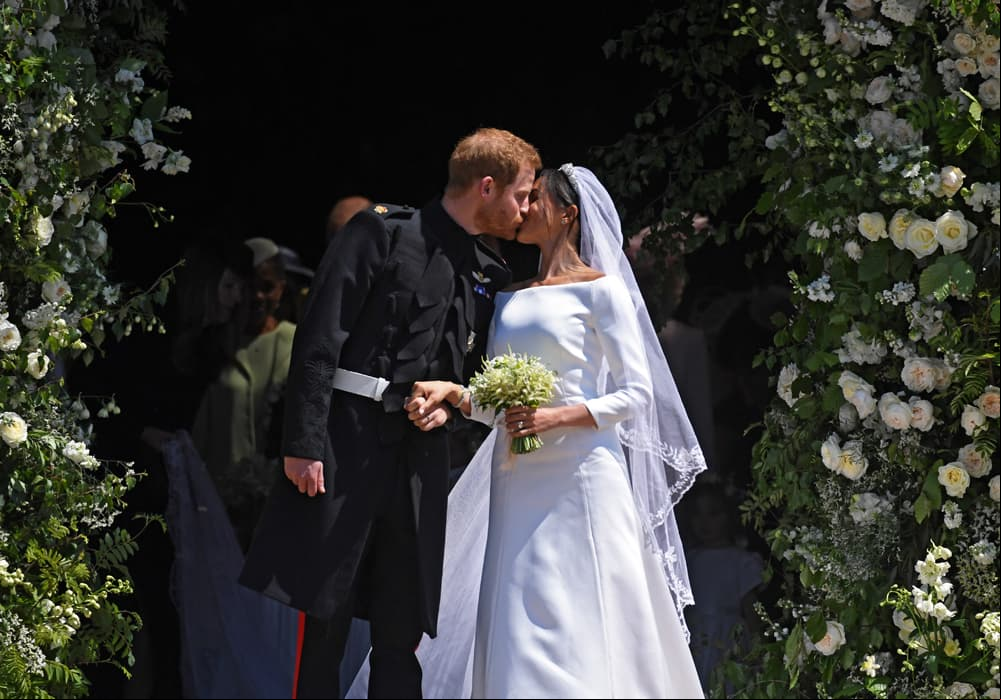 Para su boda Meghan lució un elegante y sencillo vestido de la diseñadora Clare Waight Keller, siendo entregada en la Capilla de San Jorge por el príncipe Carlos. Tras jurarse amor eterno, la pareja dio un recorrido de casi 30 minutos, saludando a los ciudadanos ingleses que se reunieron para presenciar su enlace nupcial.