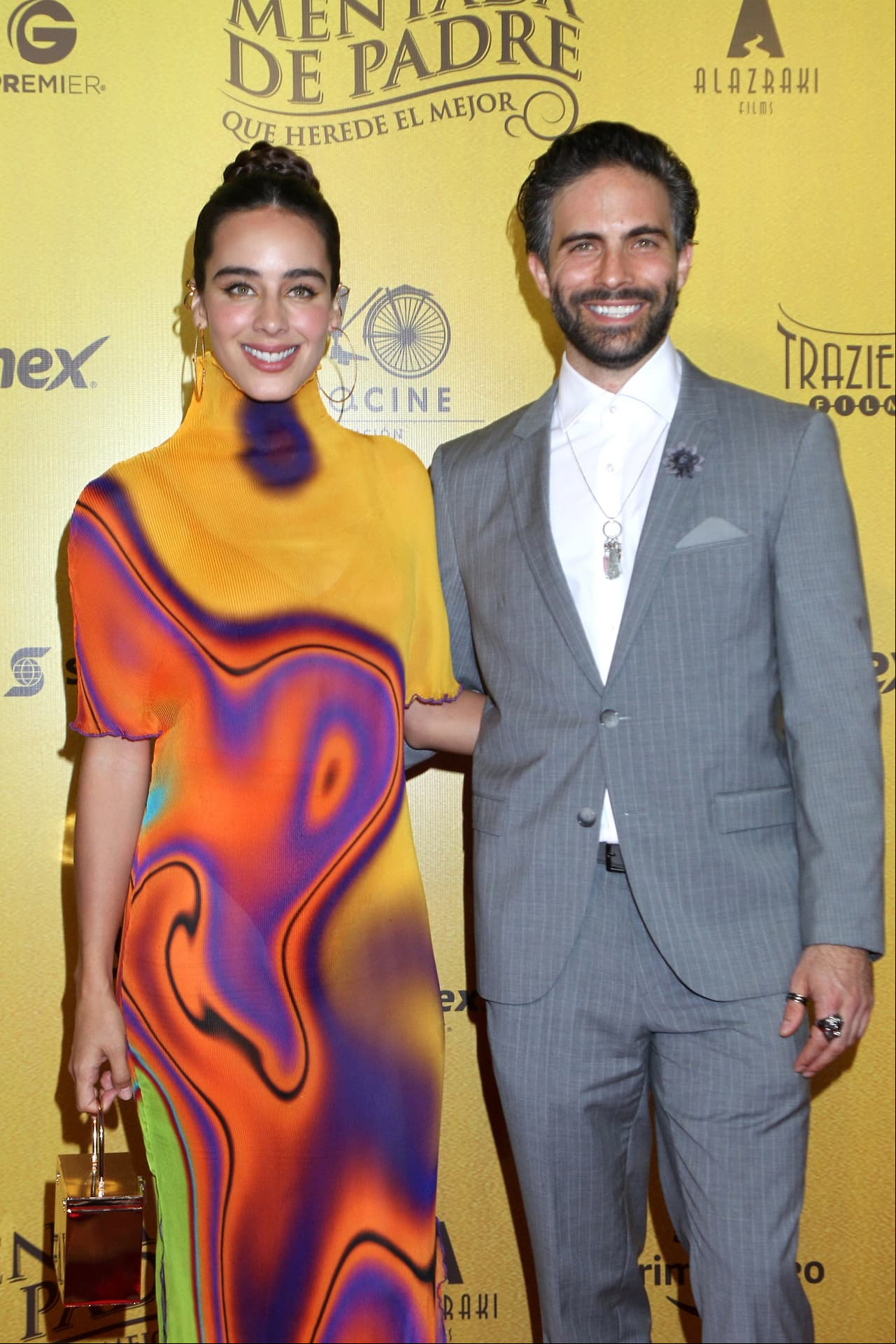 Osvaldo Benavides, uno de los protagonistas del filme, desfiló junto a su novia, la actriz Esmeralda Pimentel, con quien protagonizó la serie ‘La bella y las bestias’ en junio de 2018.