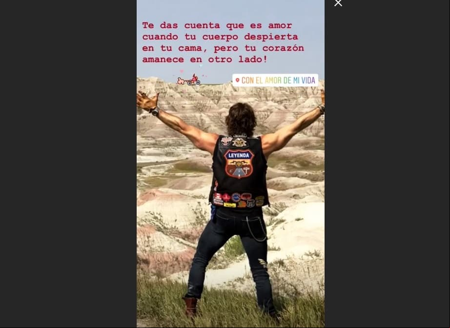 La pareja está separada por el viaje que realiza en motocicleta el galán