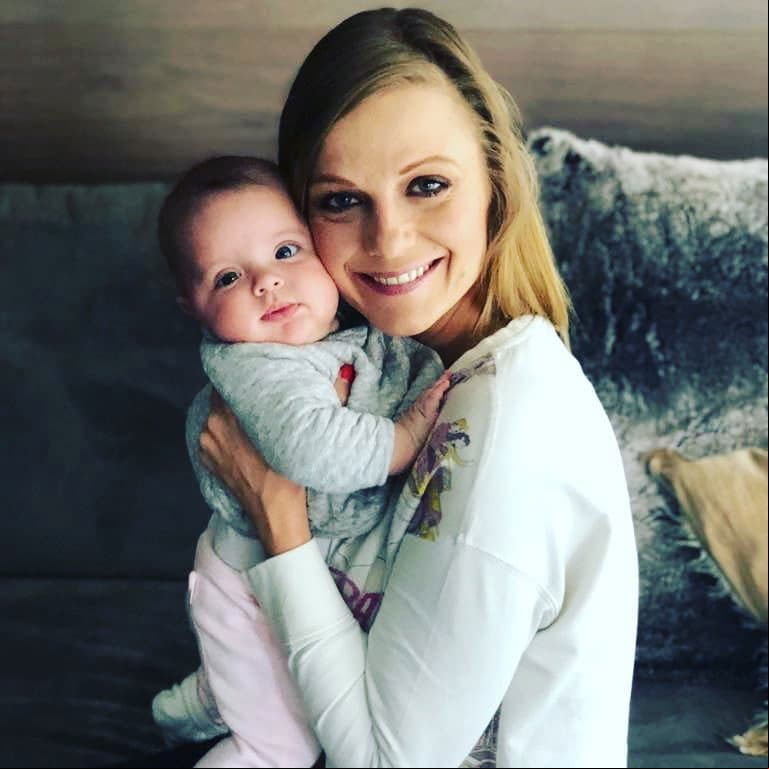 “Sí, mi hija es muy popular. No es mi intención, ¡ya hasta tiene cuenta de Instagram! Ya se la hicieron (…) Yo la verdad lo comparto porque amo a mi hija y, obviamente, yo la quiero más que nadie, al igual que mi esposo y que toda mi familia y agradezco a todos por los likes que le dan”, explico Ana al programa La Cuchara.