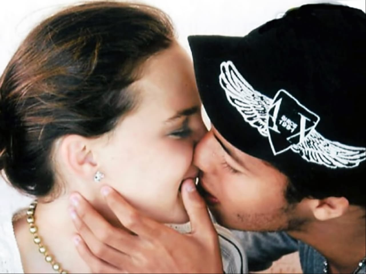 En 2009, se le vio de lo más enamorada junto al futbolista Giovanni Dos Santos. Y aunque estuvieron juntos alrededor de un año, ambos decidieron terminar su relación por cuestiones de trabajo y distancia.