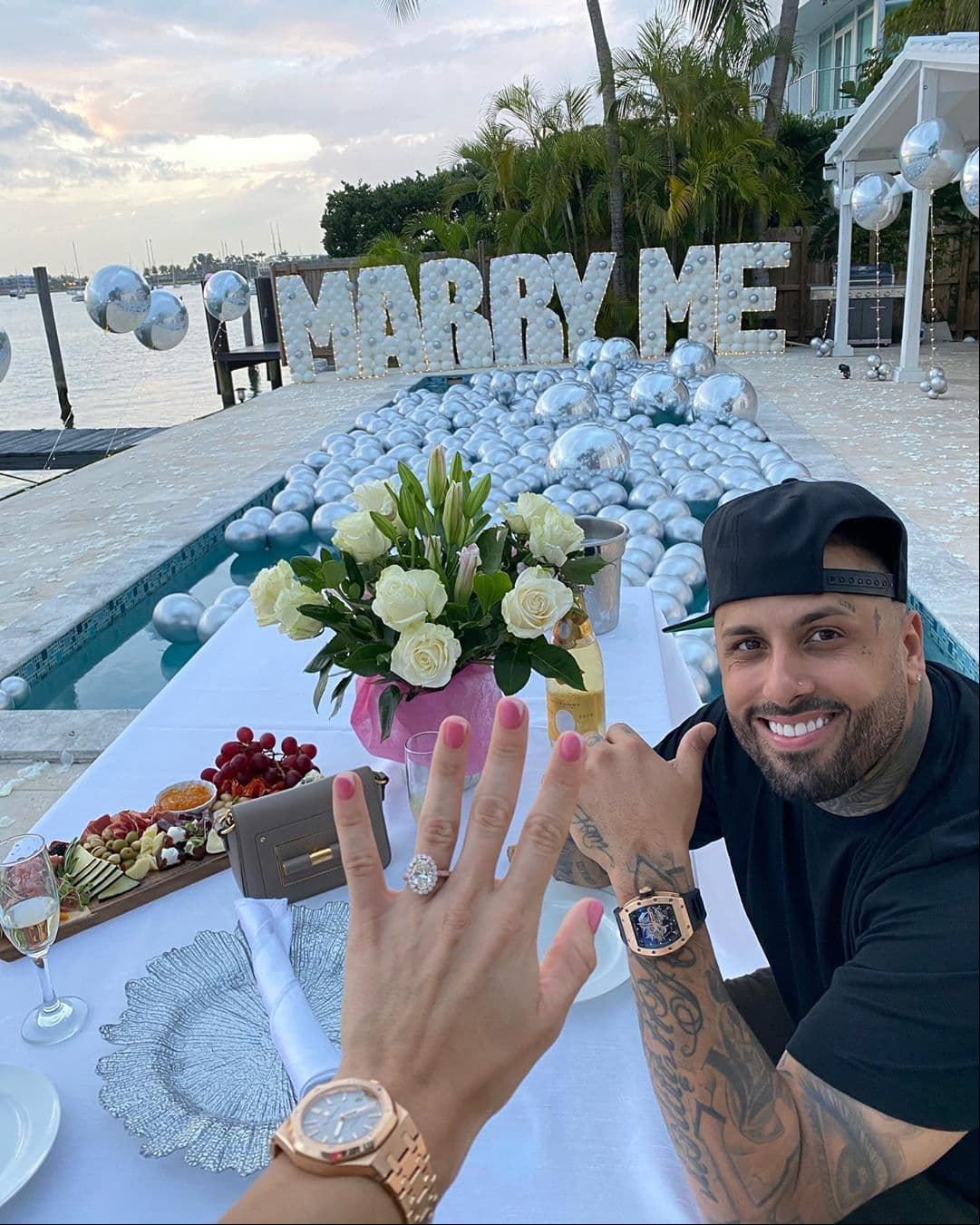 El 14 de febrero de 2020, Nicky Jam decidió comprometerse en matrimonio con su novia. La joven inmediatamente asintió y se arrojó a los brazos de su amado con un fuerte abrazo y sellaron el trato con un tierno beso de amor mientras los camarógrafos capturaban cada momento.