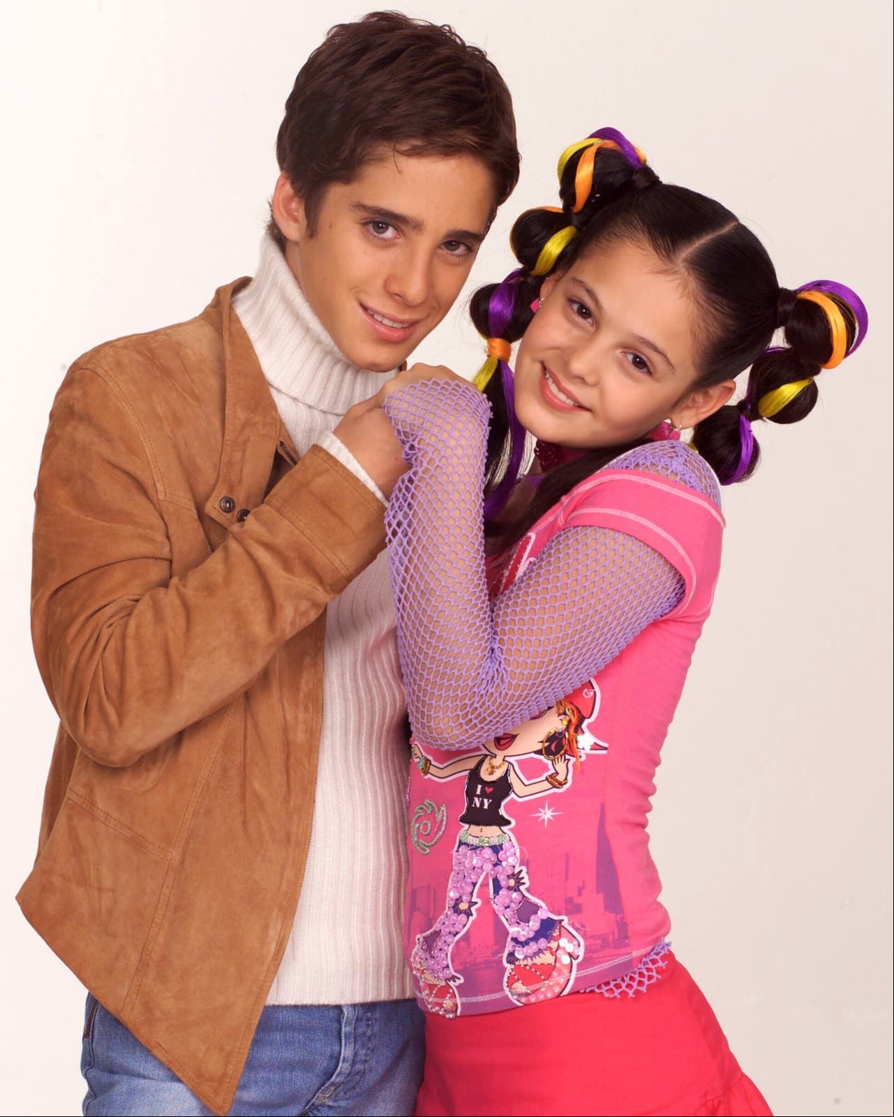 En 2004, Diego Boneta protagonizó junto a Maribel Guardia, Guillermo Capetillo y Allison Lozz la telenovela ‘Misión SOS’.