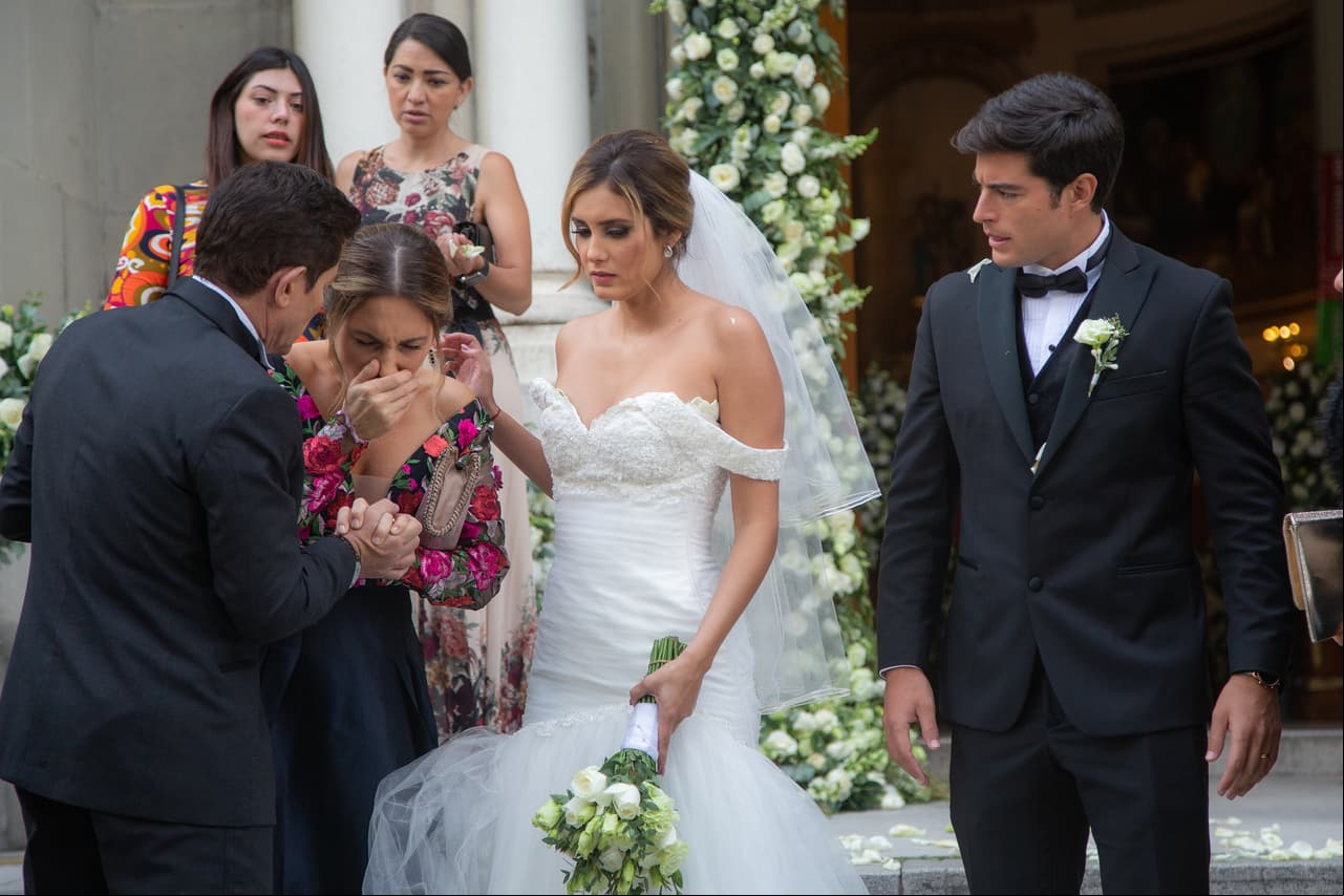 Pero 'Beatriz', madre de 'Samanta', se pone grave y mancha el vestido de 'Samanta' de sangre.