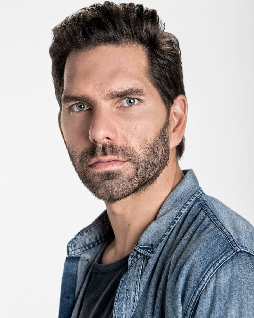 “Aquí he aprendido más del trabajo de inteligencia, lo que sucede detrás de las investigaciones, los interrogatorios, el comportamiento humano, que tiene mucho que ver con lo que hacemos como actores, el entender la psicología del ser humano”, explicó el intérprete a Las Estrellas en julio de 2019.