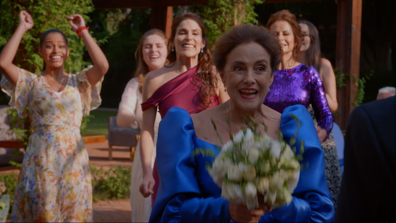 La novia no podía irse sin aventar el ramo...