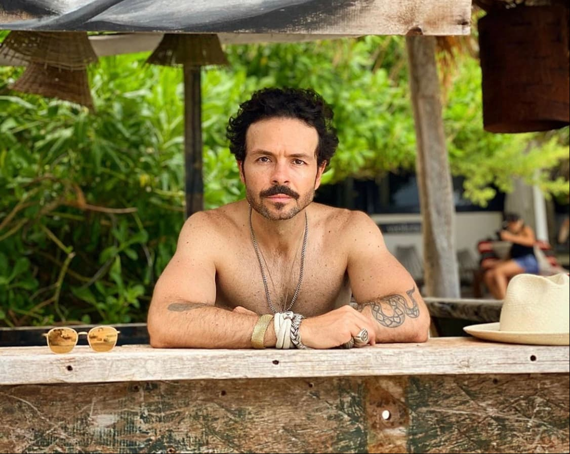José María es un actor que ha realizado gran parte de su carrera en la televisión y ha participado en telenovelas como 'Luz Clarita' (1996), 'Salomé' (2001), 'Corona de lágrimas' (2012) y, recientemente, 'Por amar sin ley' en 2018 y en 'Médicos: Línea de Vida' en 2019 con el personaje de 'Roberto Morelli'. No obstante, a la par de la actuación, José María se ha desarrollado en la industria de la moda, como diseñador.