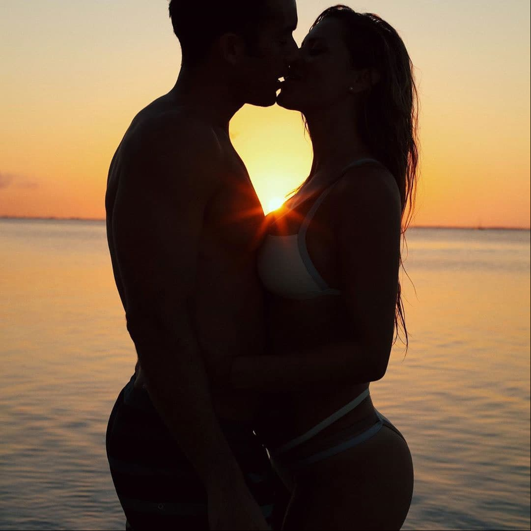 El actor de telenovelas como ‘Teresa’ y ‘Betty en NY’ compartió una fotografía en compañía de su amada, la cual alcanzó más de 37 mil likes.