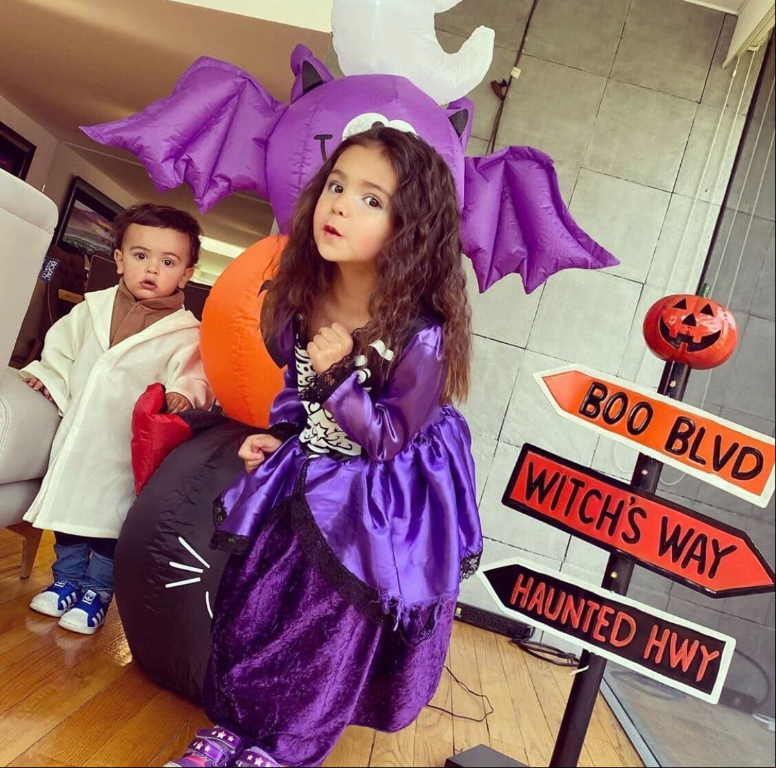Odalys Ramírez 'convivió' con un 'Yoda' (Rocco) y una Catrina (Gia) en su casa para celebrar Halloween.
