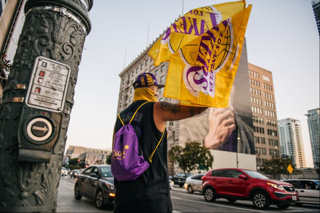 Sin importar las medidas sanitarias, fanáticos se reunieron para rendir tributo a su equipo tras 10 años de no ser campeón. Finalmente LeBron y compañía, consiguen un título más y se lo dedican a Kobe Bryant.