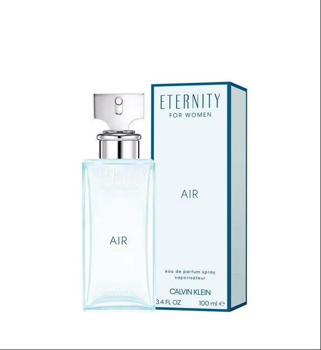 El primer perfume que Marck recomienda para mujeres de 18 a 30 años es Eternity Air de Calvin Klein. "Es un perfume muy balanceado, tiene unos toques muy cítricos de toronja, una parte muy dulce a grosella y aroma a pera; te da un toque aromático frutal muy dulce, pero sin empalagar. También tiene toques florales y amaderados".