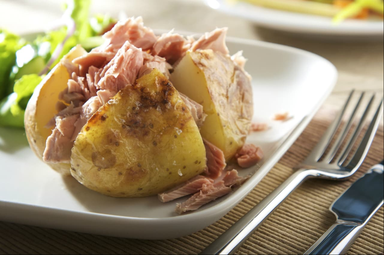 Papa al horno. La guarnición puede quitar el dolor de cabeza que está relacionado con el exceso de alcohol, ya que al beber el cuerpo pierde potasio y la mejor forma de recuperarlo es comiendo papas.