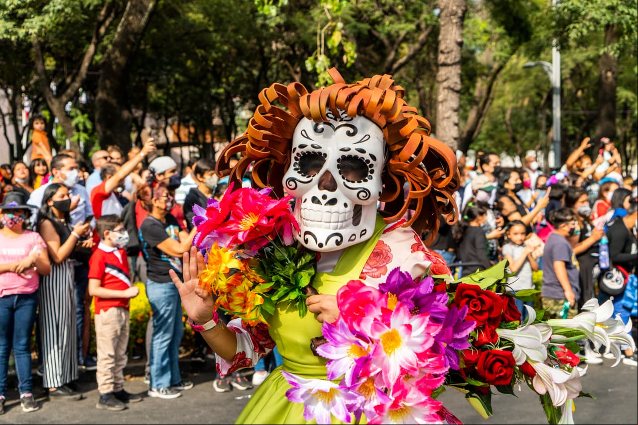 Desde hace un par de años, este evento se ha convertido en una tradición para recordar a los que se nos adelantaron con amor y respeto, además de resaltar las tradiciones mexicanas.