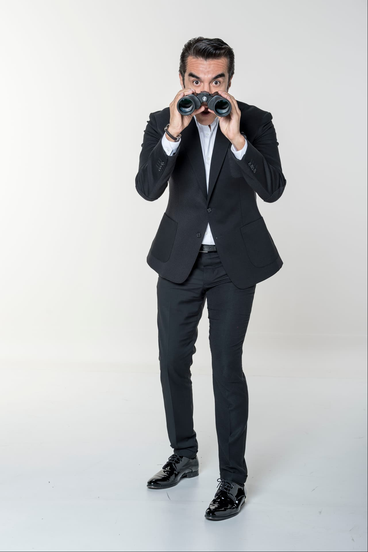 Adrián Uribe: el actor, comediante y presentador será también parte del  de investigadores y tendrá que poner a prueba todas sus habilidades de intérprete para adivinar a través de ciertos movimientos quiénes están detrás de las dieciséis máscaras.