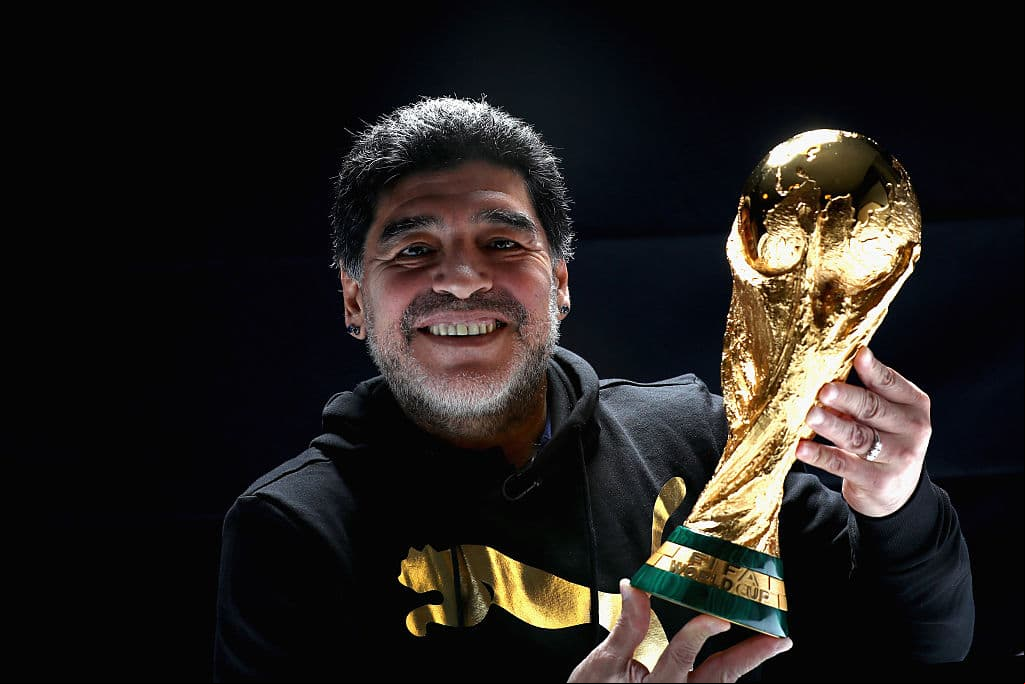 La mañana de este 25 de noviembre se dio a conocer que Diego Armando Maradona murió a consecuencia de un paro cardiorrespiratorio a los 60 años de edad. Ante su sensible fallecimiento recordamos su historial amoroso.