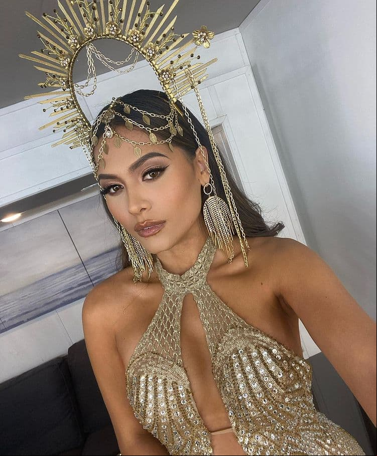 El look con el que Miss Universo 2020 brilló fue con este look de Flor Campos, en tonos dorados.