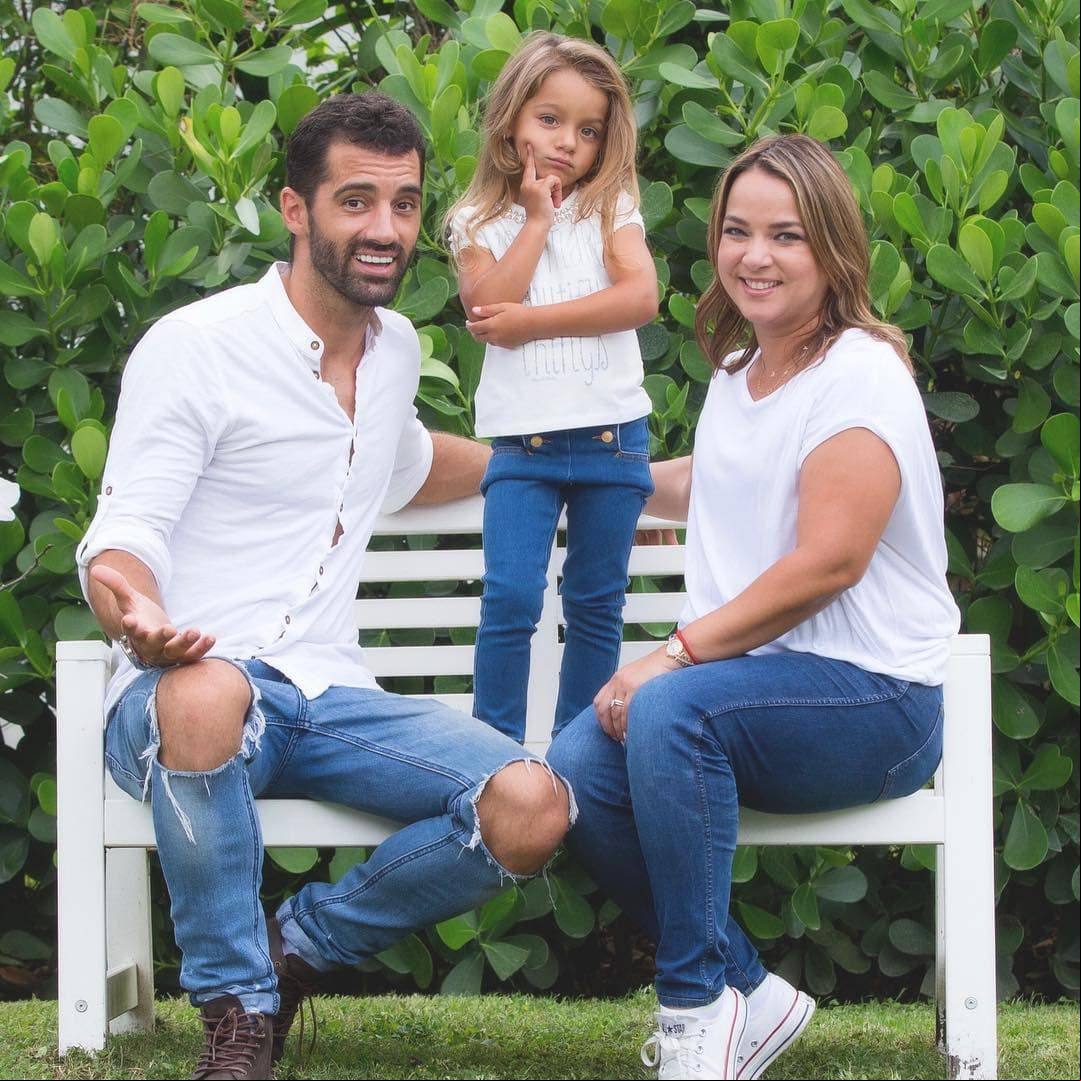 A pesar de que están comprometidos desde 2013, la pareja aún no ha llegado al altar. “Y estamos casados de por vida, no hay mejor compromiso ante Dios que nuestra bella hija”, compartió Costa a una fan, según reportó People en Español de 2018.