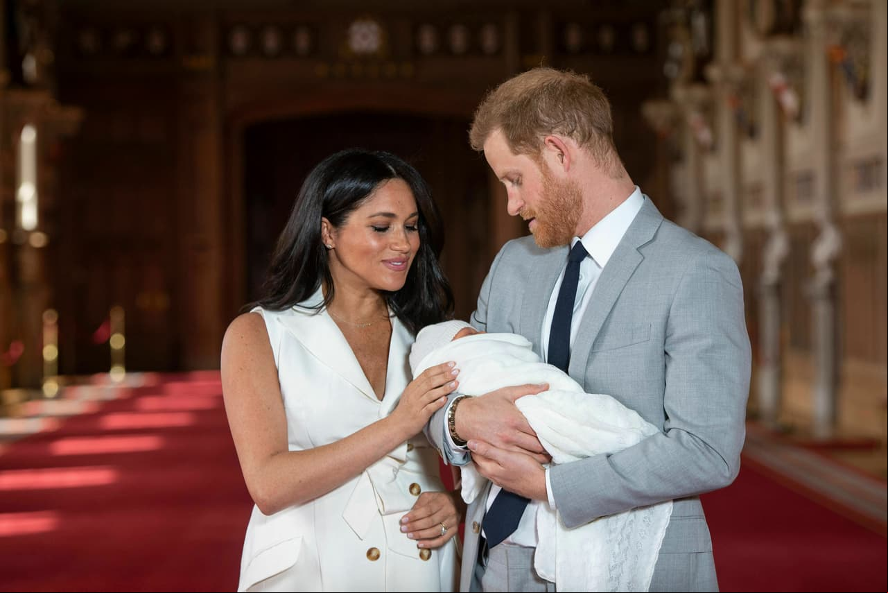 Este miércoles 8 de mayo, el príncipe Harry y Meghan Markle presentaron a su primogénito en uno de los salones del Castillo de Windsor.