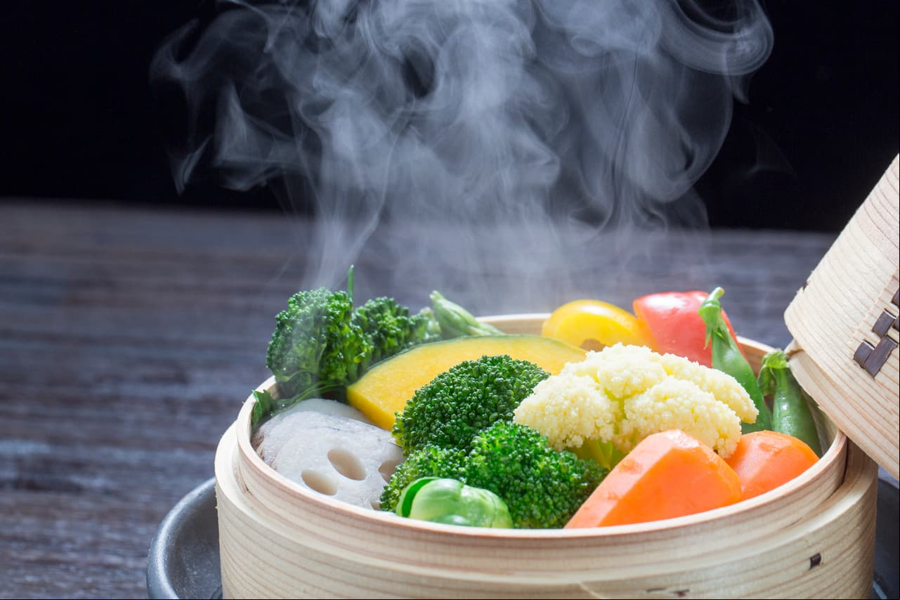 8. Cuando salgas a comer, trata de pedir tu comida al vapor o sin aceite. Según la experta, estarías ahorrando 124 calorías.