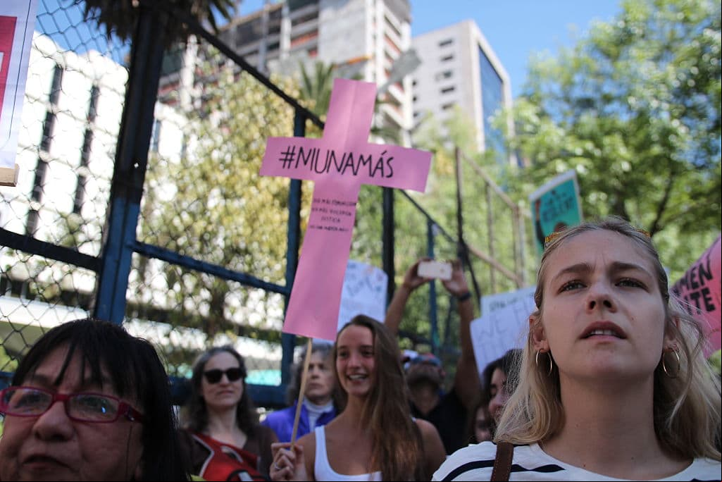 Todas las desgracias del mundo provienen del olvido y el desprecio que hasta hoy se ha hecho de los derechos naturales e imprescindibles de la mujer" - Flora Tristán, escritora sa.