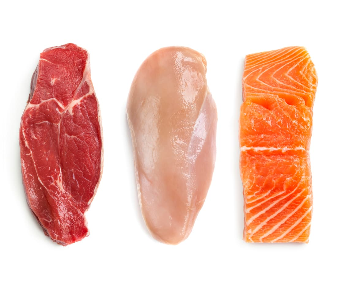2.- Siempre incluye una porción de proteína en cada una de tus tres comidas; las mejores son las magras y a la parrilla: huevo, claras, pechuga, carne de res, pollo o pescado. Privilegia las carnes blancas sobre las rojas.