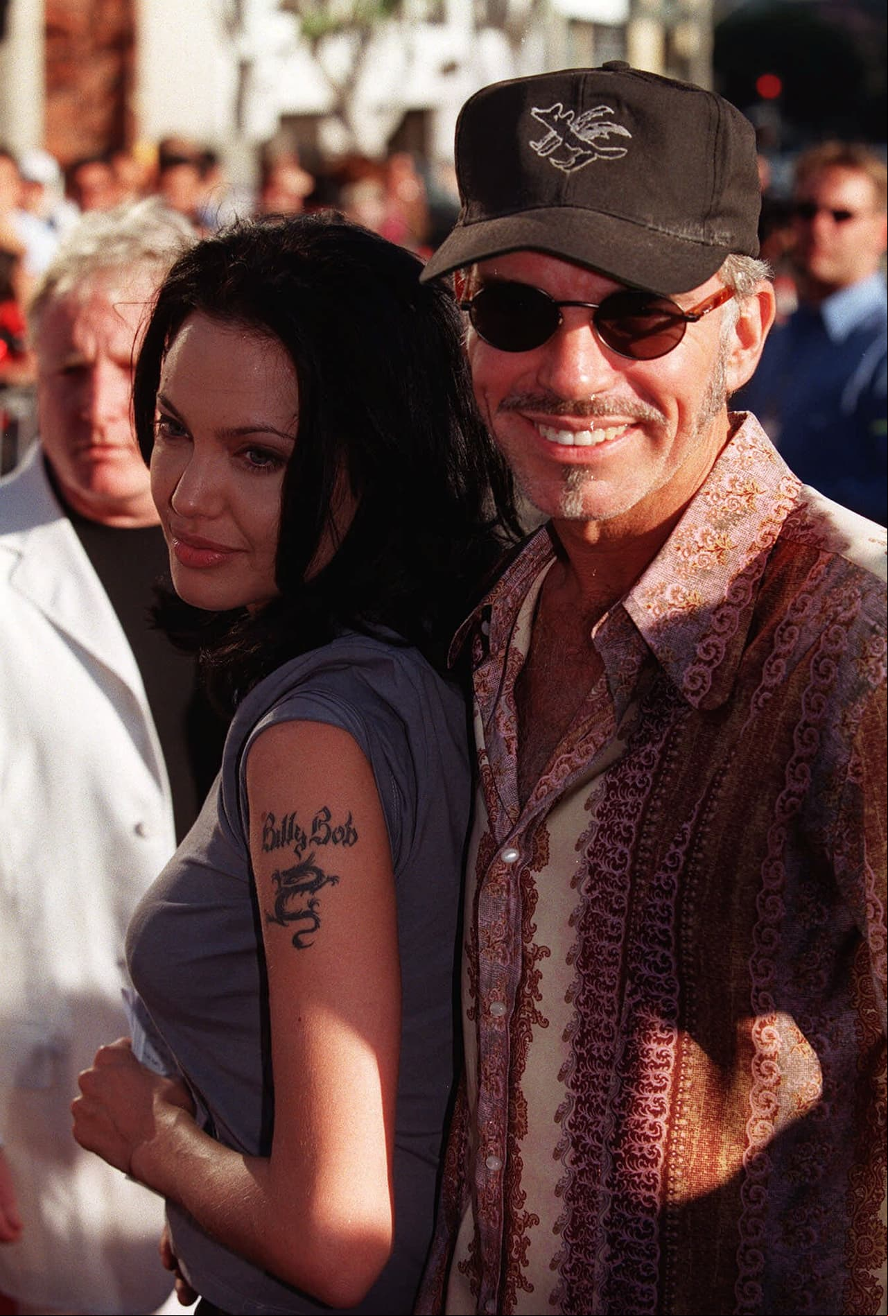 En 2000, Angelina Jolie comenzó un tórrido romance con Billy Bob Thornton, por lo que no dudó en grabarse el nombre del actor, pero tres años después y luego de su separación decidió borrarse todo recuerdo de su expareja.