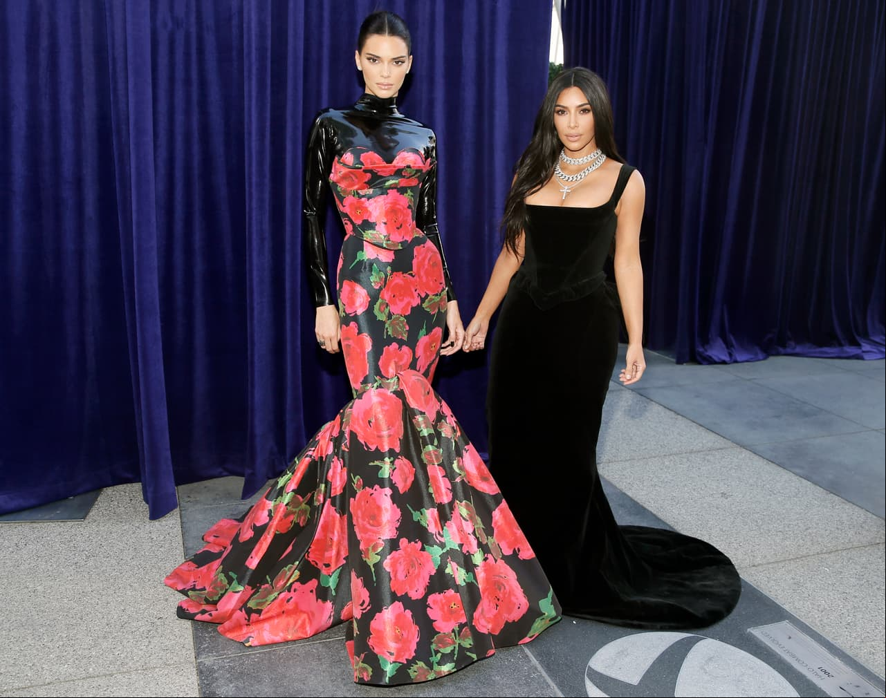 Kendall Jenner portó un ecléctico modelo Richard Quinn y Kim Kardashian West utilizó un clásico Vivienne Westwood.