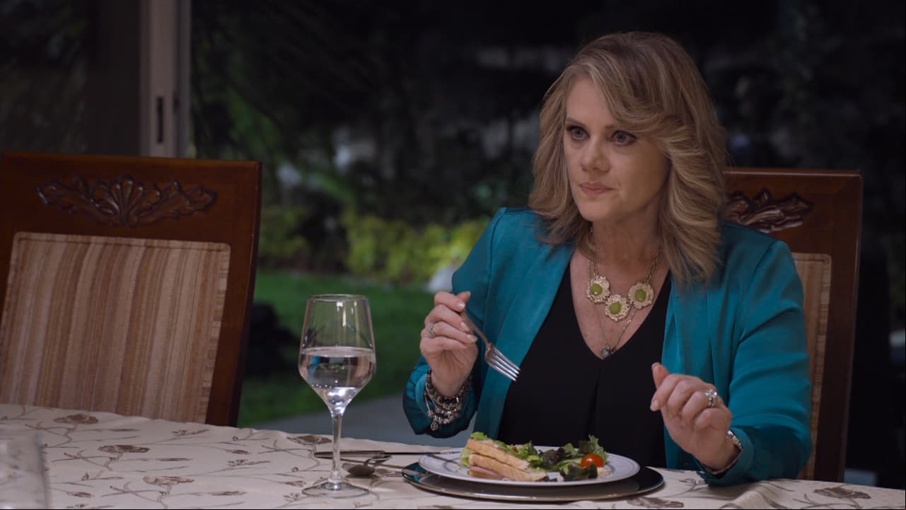 Erika Buenfil disfruta de la maternidad y de su trabajo en la telenovela Te doy la vida, en una entrevista con un programa de Espectáculos, la actriz aseguró que no quiere tener una relación en este momento: “Estoy muy a gusto. No he querido”. Sin embargo, si llega el amor a su puerta habló de cómo tiene que ser: “No necesito medias naranjas, necesito a un hombre completo porque yo soy una mujer completa”.