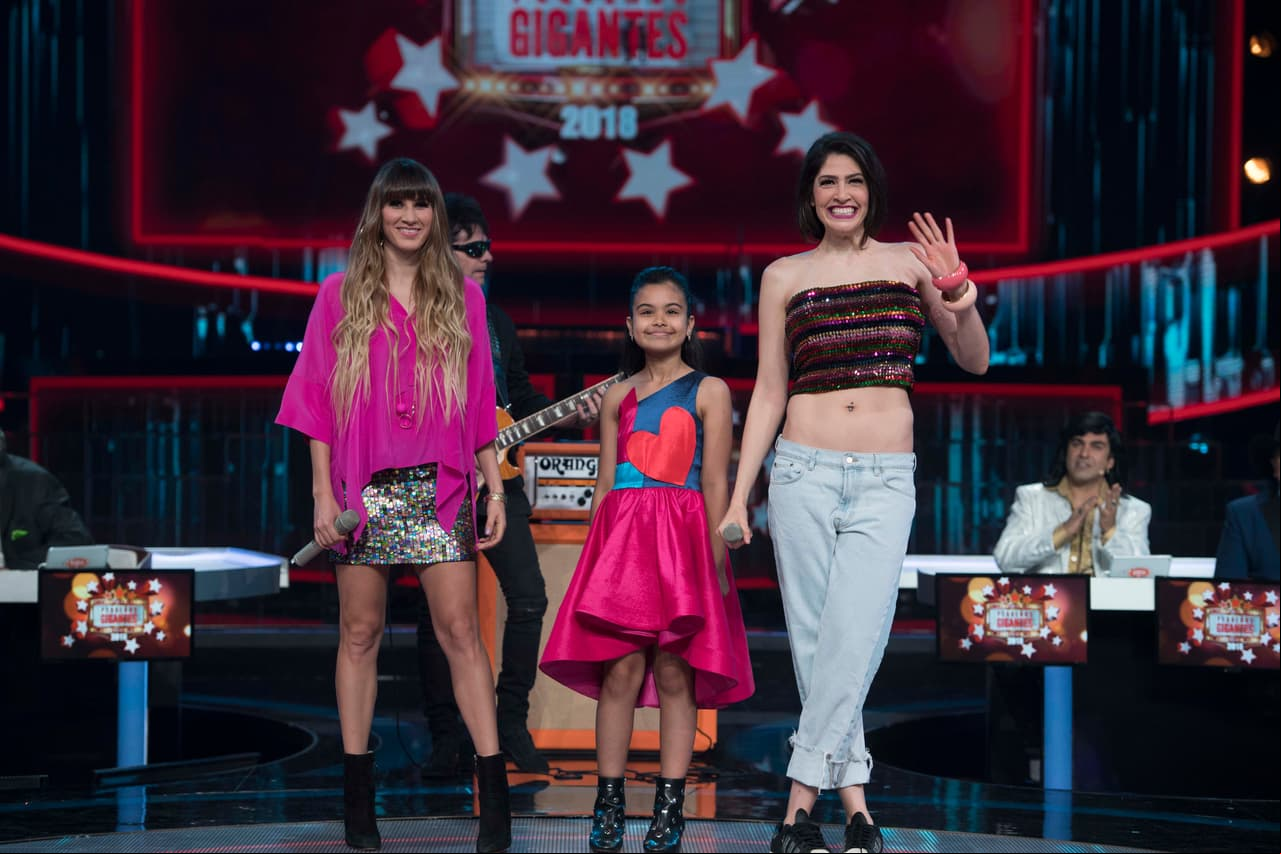 Valeria fue la afortunada en cantar al lado de estas queridas hermanas. Las tres interpretaron "100 Años".