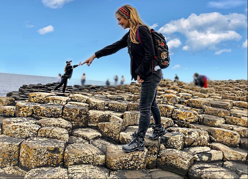En la Calzada del Gigante, ubicada en el condado de Antrim, en Irlanda del Norte, la familia aprovechó la superficie para tomarse divertidas imágenes.