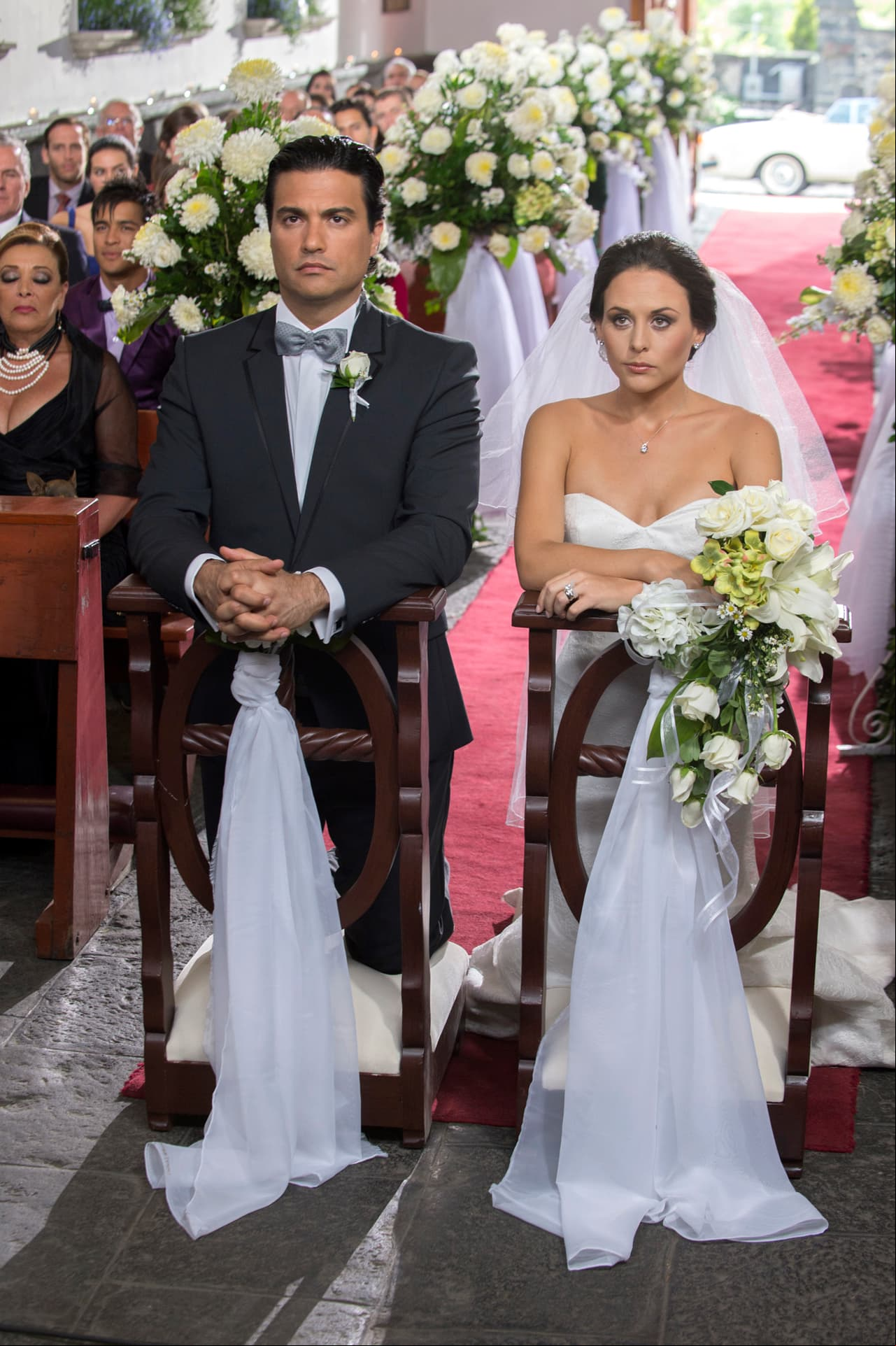 Zuria Vega es otra de las famosas que ha usado un vestido de novia en algunos de sus proyectos, como en esta escena con Jaime Camil en ‘Qué pobres tan ricos’, en 2013.