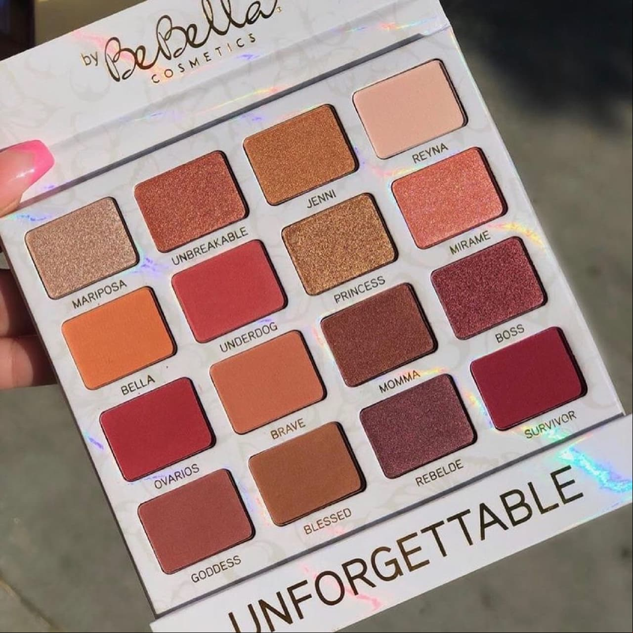 Las paletas de sombras están nombradas con palabras relacionadas a la vida de Jenni Rivera.