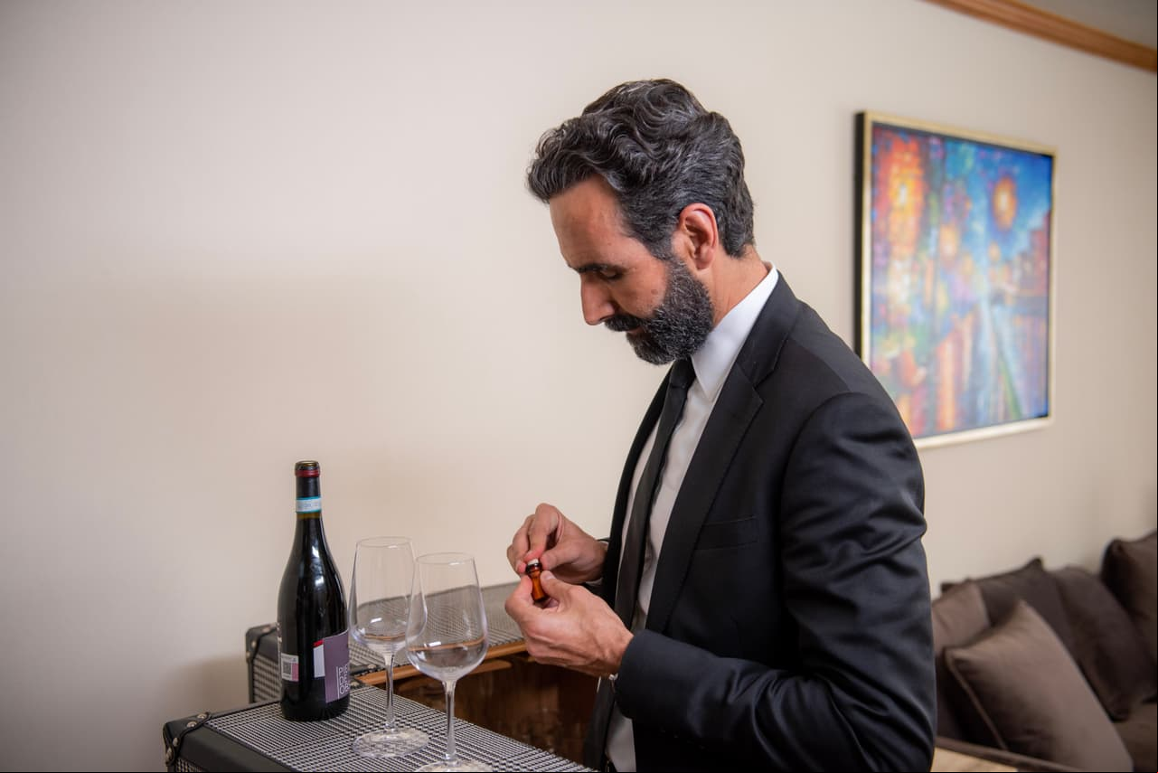 En "Los ricos también lloran", 'Víctor', personaje interpretado por Arturo Barba, decide envenenar la copa de 'Soraya' para acabar con ella luego de haber intentado hacerle daño a su hija 'Roberta'.