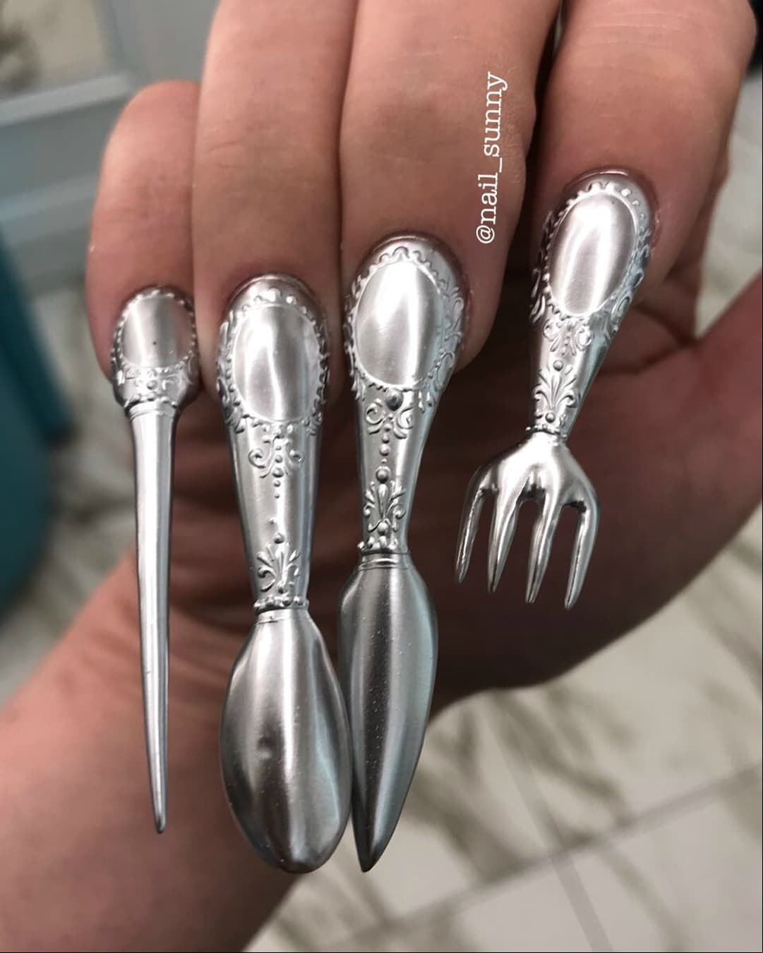 Uñas postizas con cubiertos, la extraña moda que se vuelve tendencia
