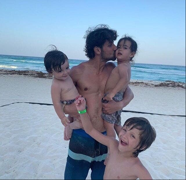 Pero frecuentemente convive con sus tres sobrinos, con quienes suele compartir tiernas fotografías.