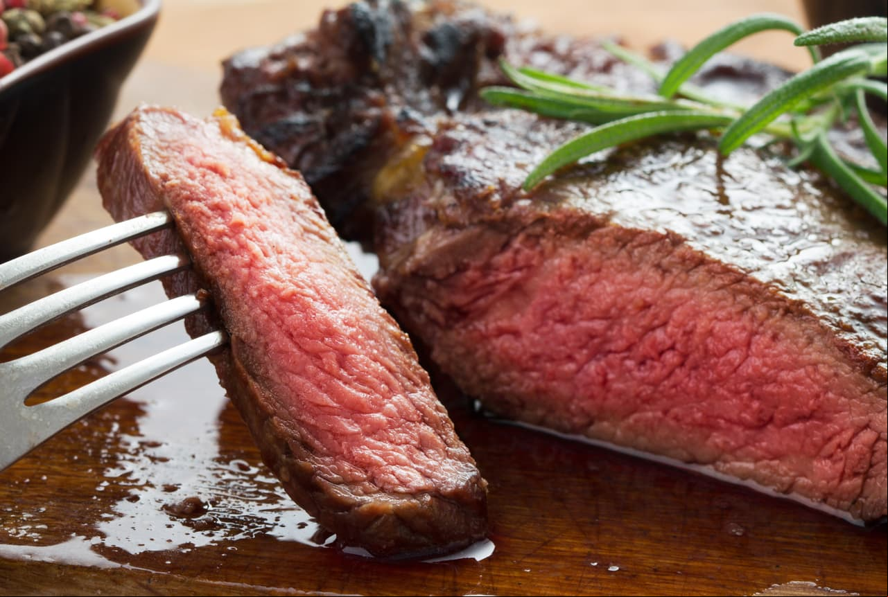 Carne roja. Contiene sustancias tóxicas, especialmente grasa de animal, la cual inhibe la formación de linfocitos, células de defensa del organismo.