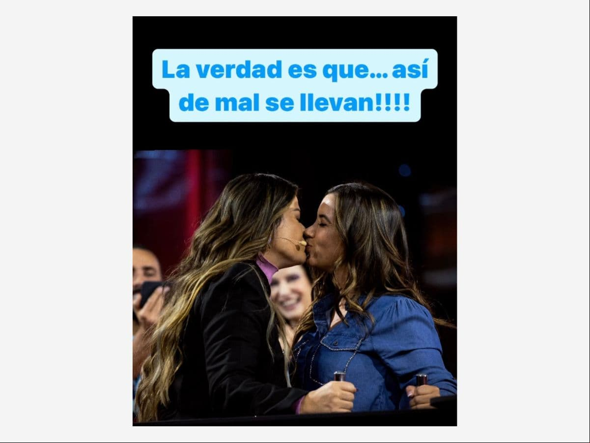Las conductoras tuvieron que darse un beso tras perder un juego en 'Me caigo de risa'.